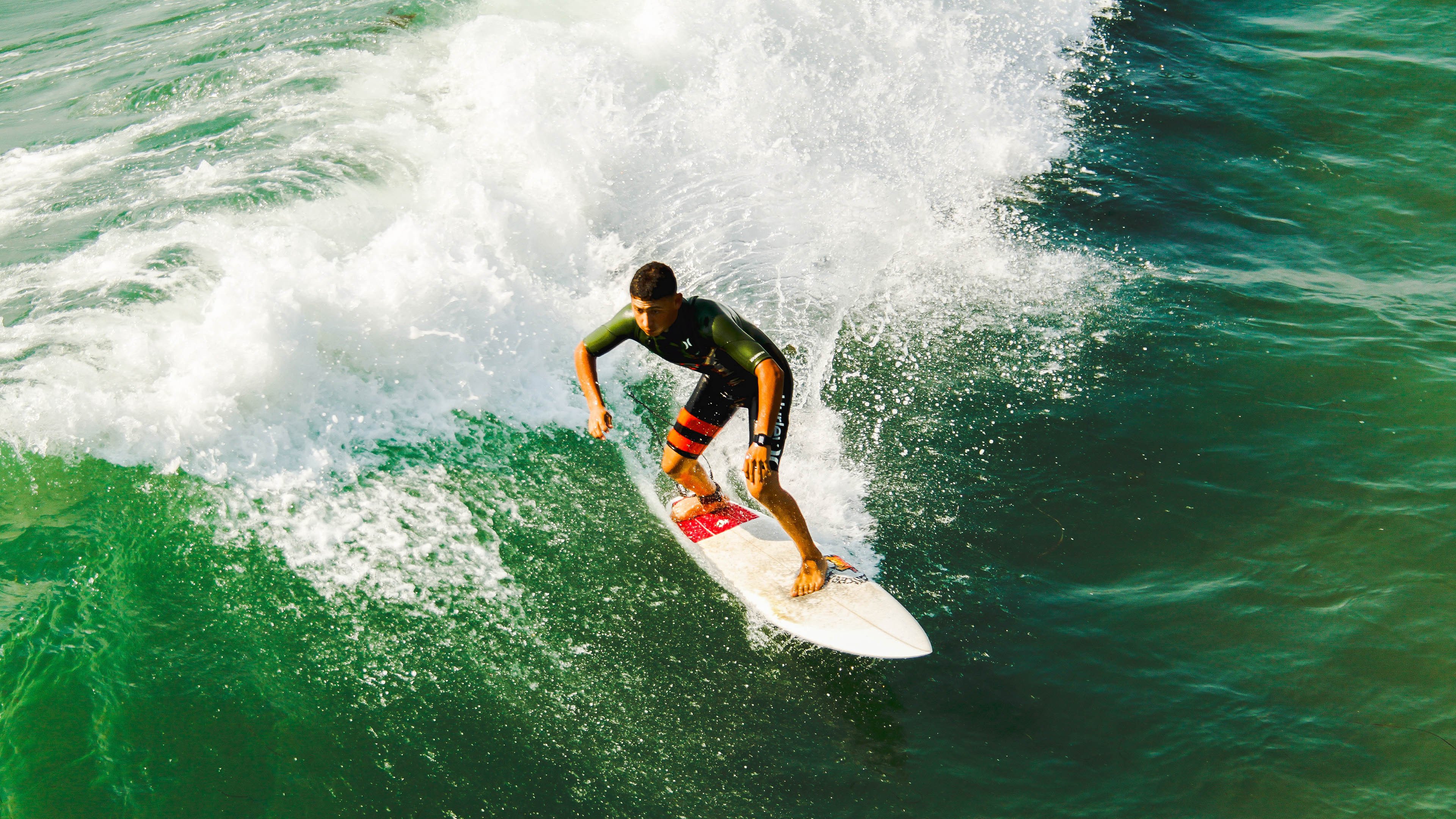 中国滑板碗池联赛厦门站 海边赛场风大浪急 选手空中平衡成最大考验